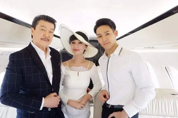 叶童和赵雅芝30年演唱会一同鞠躬,赵雅芝入驻抖音叶童留言