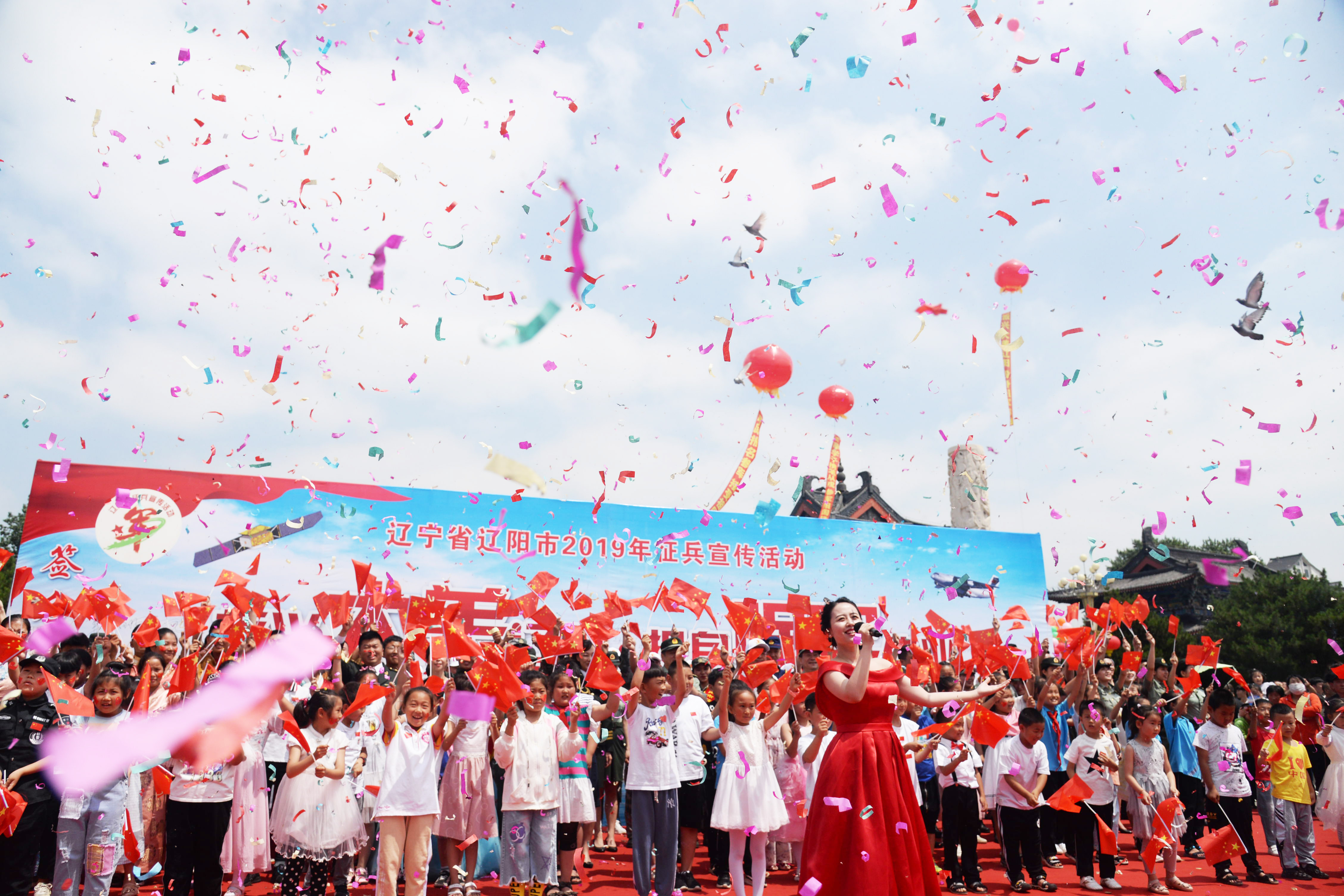 辽宁沈阳:广场“快闪”掀起参军热