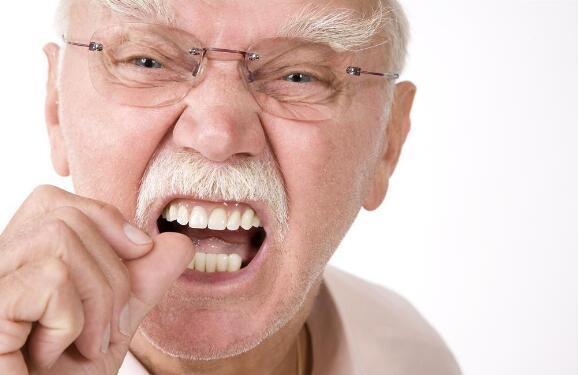 老年塞牙如何正确解决,老年人牙缝大塞牙最好的解决方案