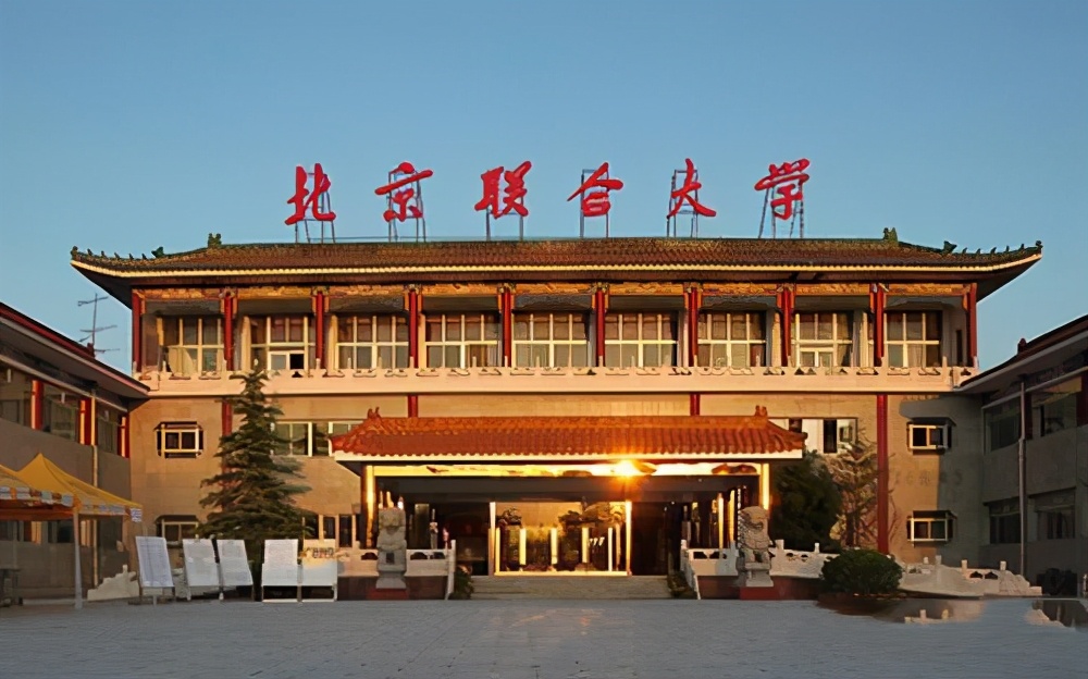 对AI感兴趣的同学,不妨考虑一下这所大学,国内第一机器人学院