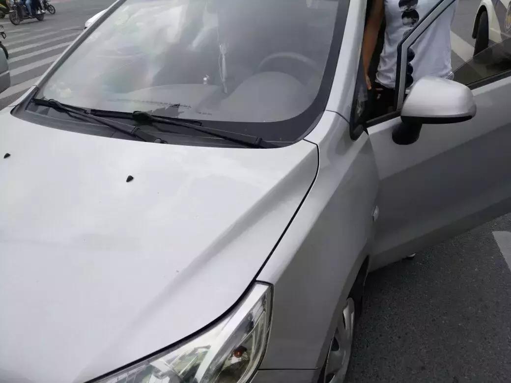 老人过马路被车撞怎么划分责任,过马路被车撞有次要责任怎么赔偿