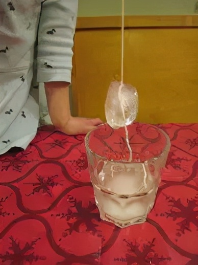 童年囧事：吃冰棍舌头被“黏住”了，这是怎么回事？