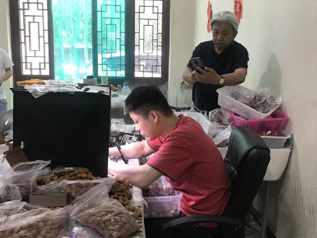 永清核雕摆地摊,卖核雕赚百万元