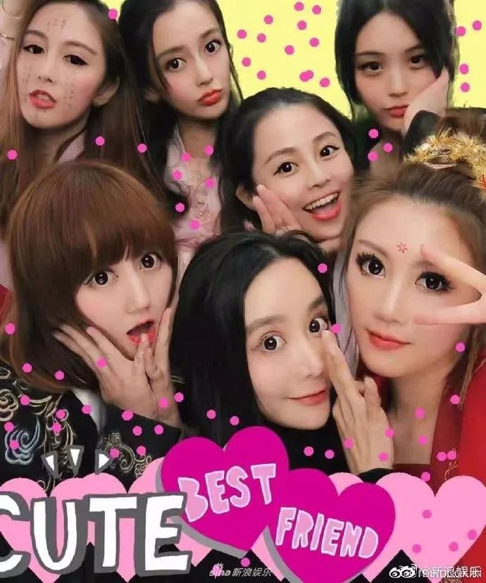 戚薇老态尽显,戚薇和关晓彤站在一起