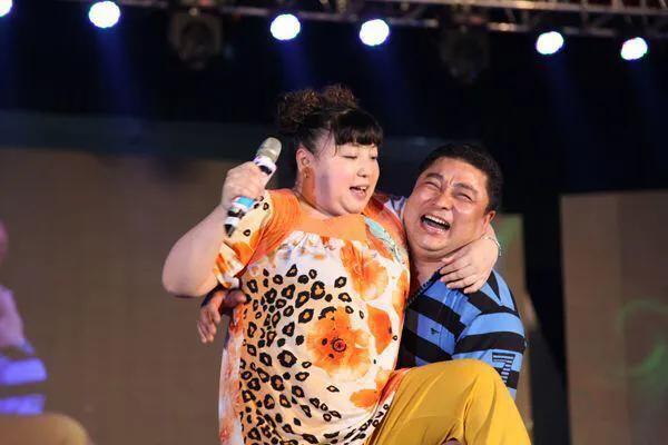 著名笑星三湘第一美女何晶晶,46岁笑星何晶晶近况凄惨无人识