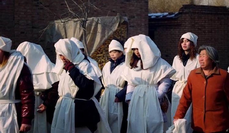 妻子刚去世丈夫又再婚掀开盖头,丈夫去世后在婚前接到了一个电话