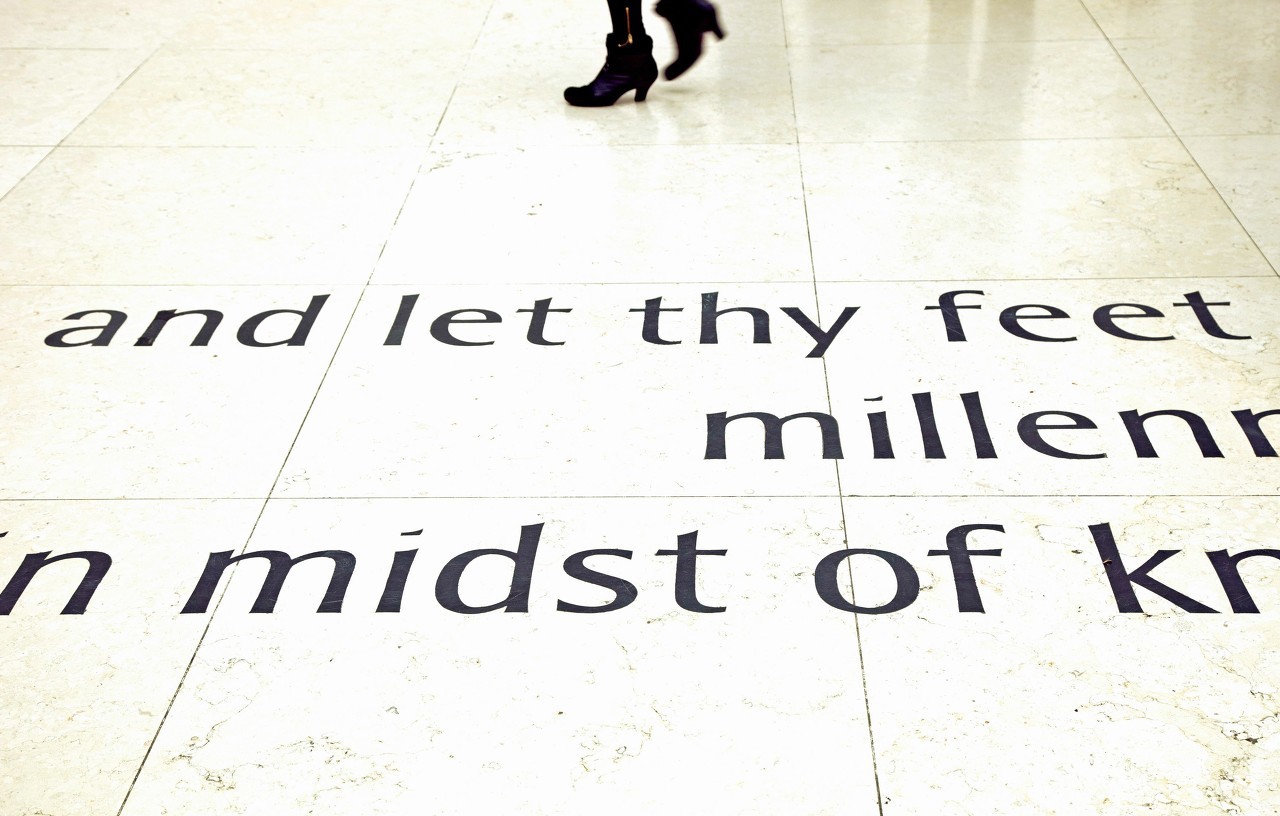 “屯粮”“屯卫生纸”用英文怎么说？是“buyalot”吗？