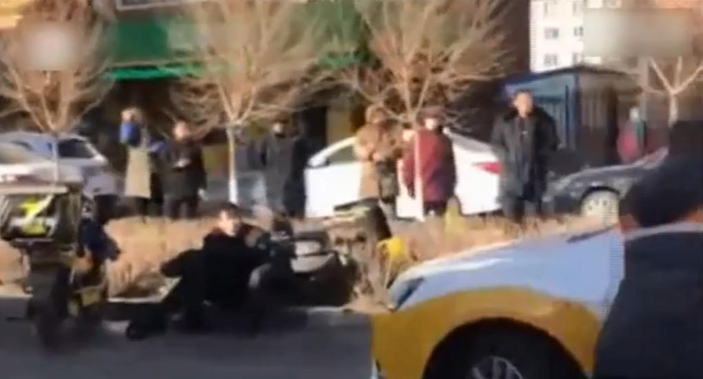 宝马车司机当街飞踹暴打外卖小哥,两男子当街持棍殴打外卖小哥