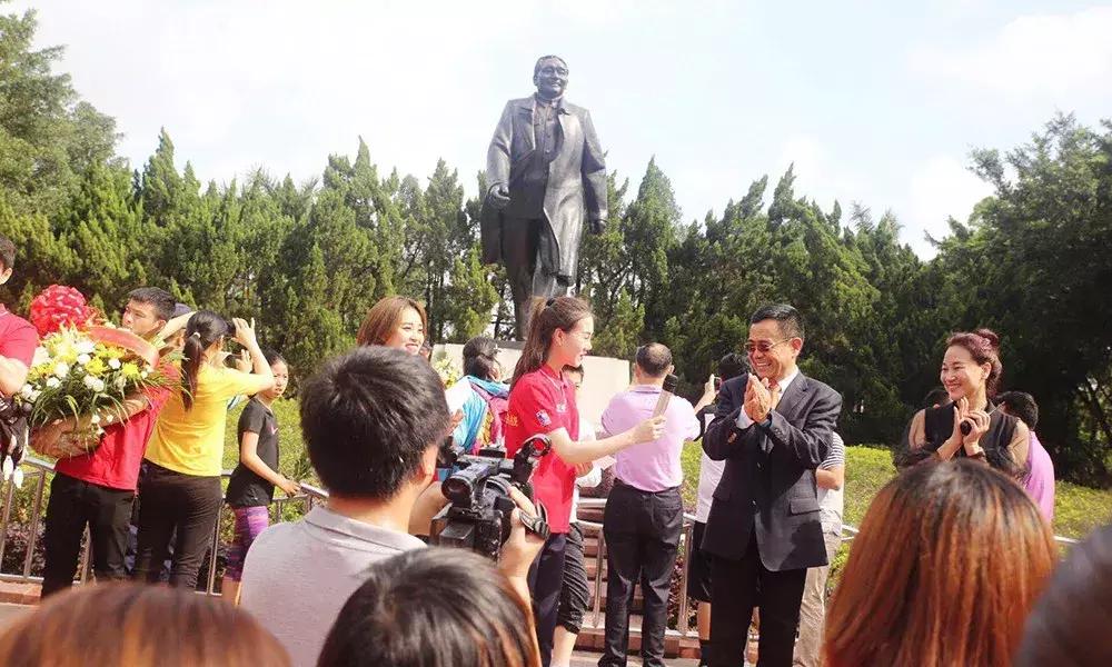 巨邦清明献花丨人间四月无心芳菲，上山看总设计师改革大步豪迈