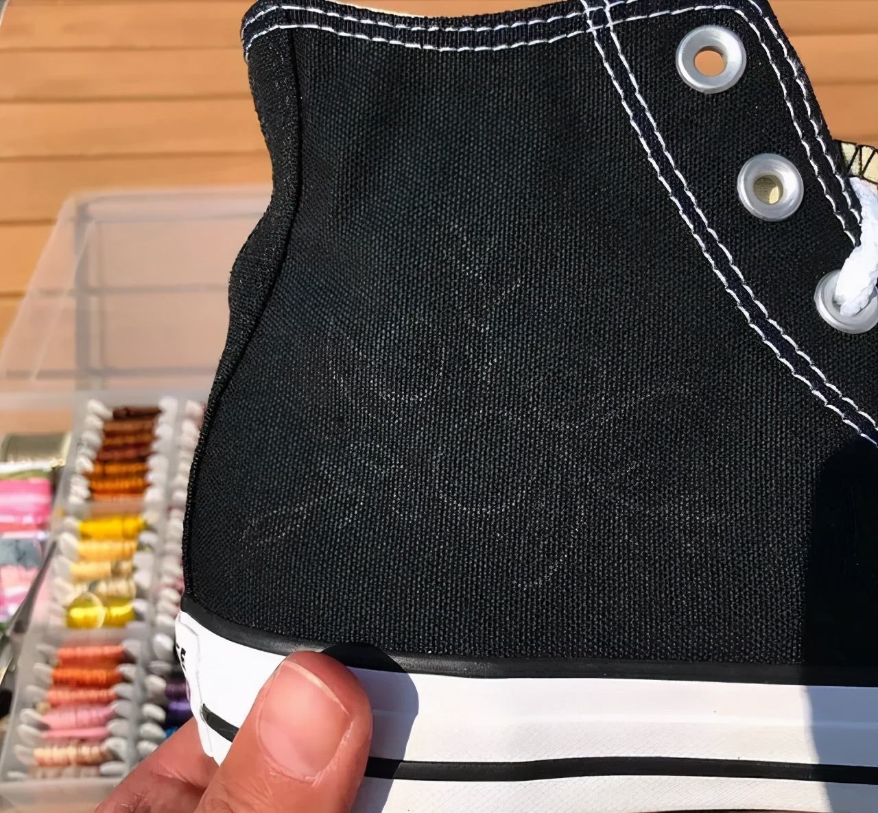 穿腻了小白鞋可以这样来改造,教你把小白鞋变潮流