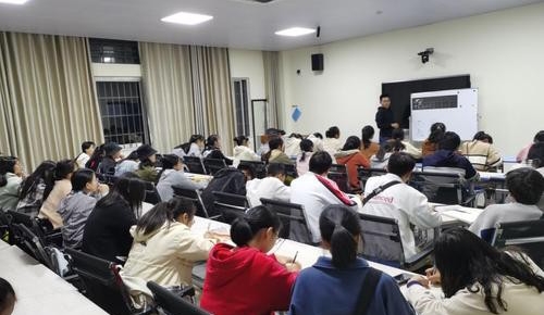 “教师行业”的现状如何？这个行业吃香吗，为什么说越来越现实了