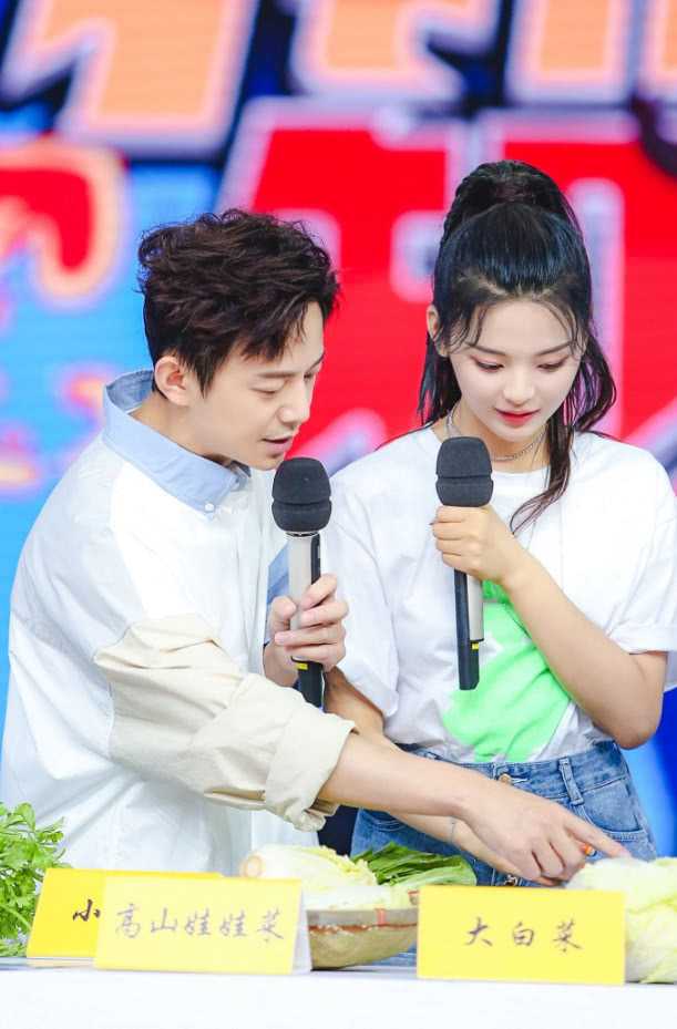 孟美岐和杨超越同框，一个爱秀腰，另一个爱秀腿，团粉都炸锅了