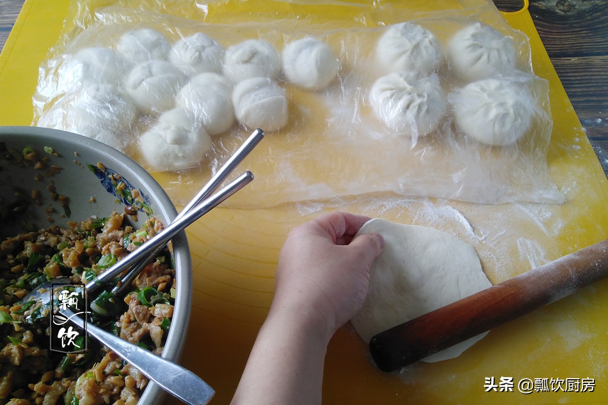 包子这做法，暄软白胖，不塌皮不磁底，放凉了不硬，比买的还暄腾