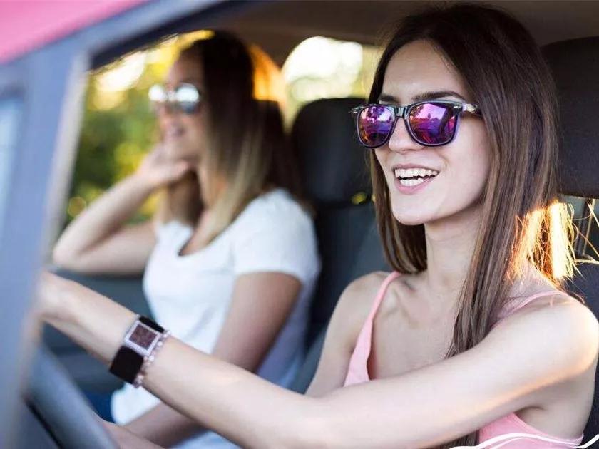 刺眼强光保证驾车安全,开车阳光刺眼怎么办戴啥眼镜好