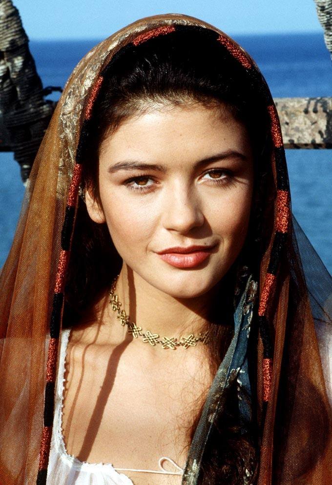 泽塔琼斯:和大25岁老公像同龄人,女儿没她漂亮,儿子遗传高颜值