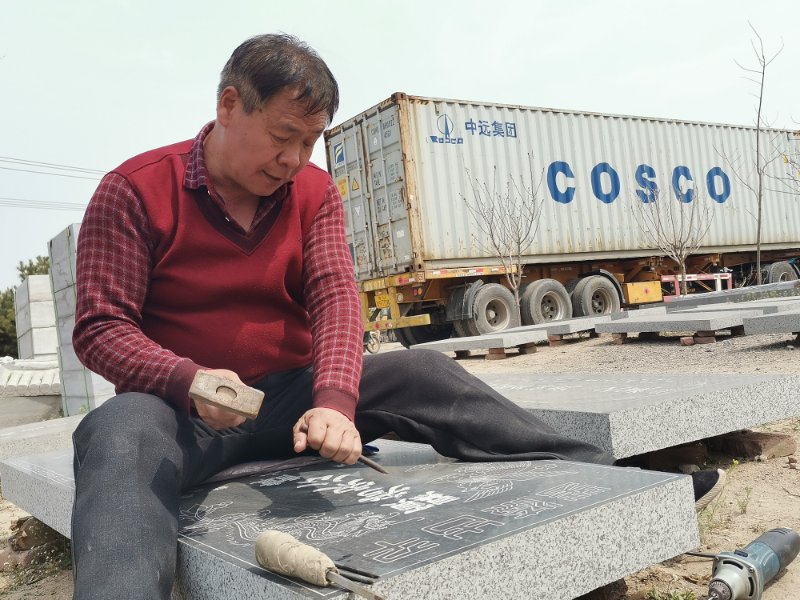 传承百年精湛手工雕刻,手工雕刻墓碑刻字