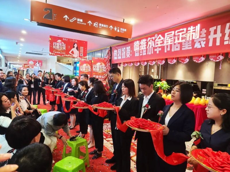 德维尔衣柜属于全屋定制吗,德维尔代言人黄圣依