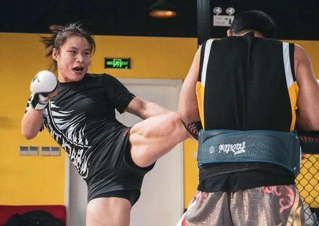 从酒店前台到冠军她从未放弃，河*姑北**娘张伟丽，这个女孩真“帅”！