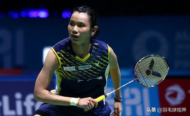 羽毛球打球的姿势怎么练,新手要怎么打羽毛球才接得到球