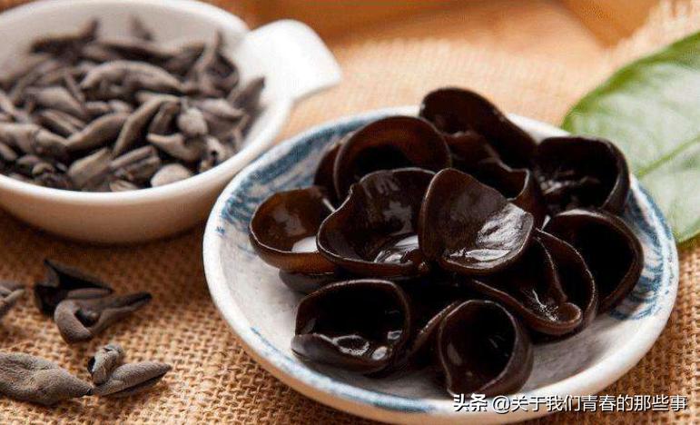 炒木耳总是噼里啪啦炸锅,炒木耳为什么会噼里啪啦的炸锅