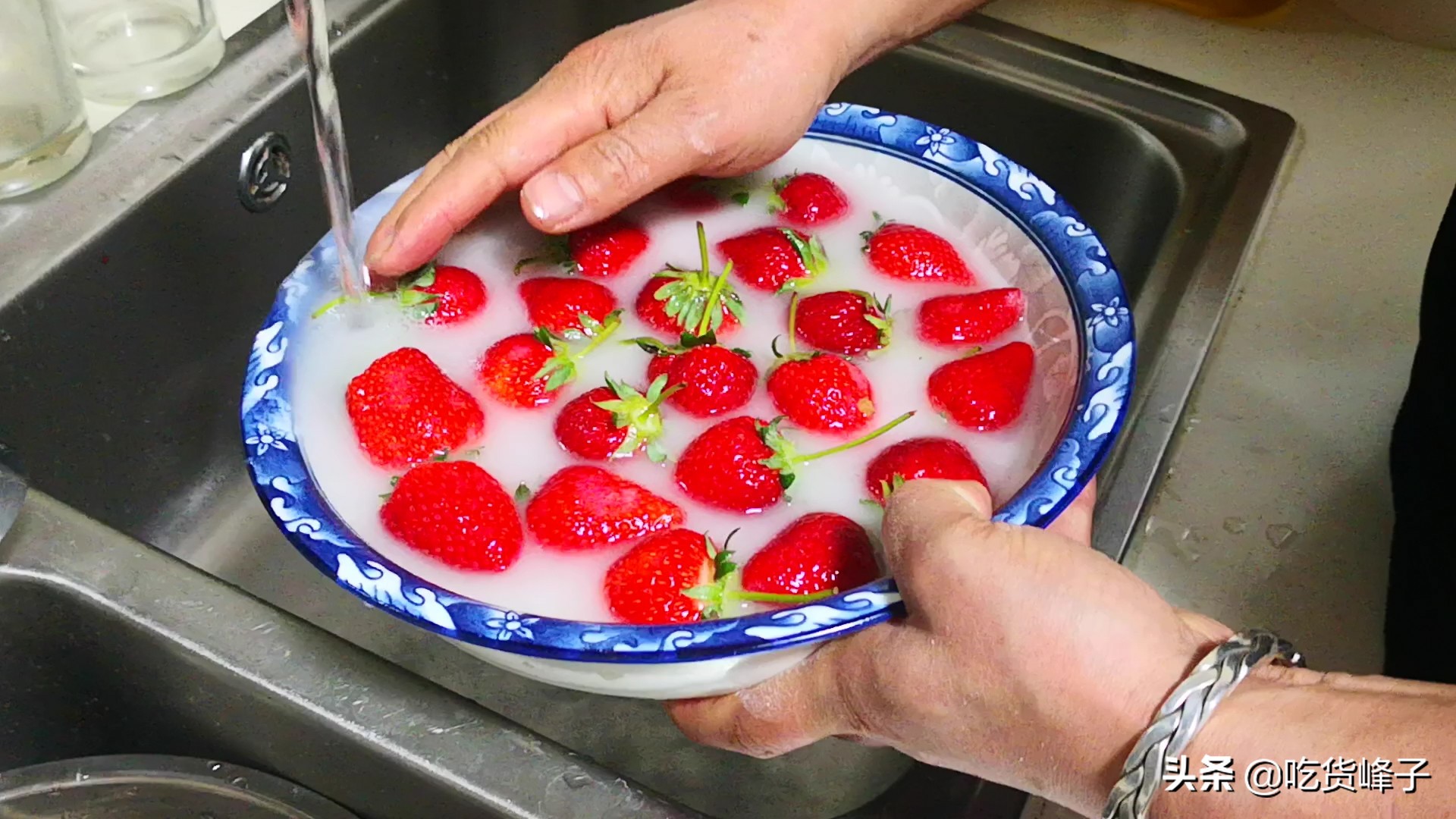 清洗草莓虫子,清洗草莓用面粉