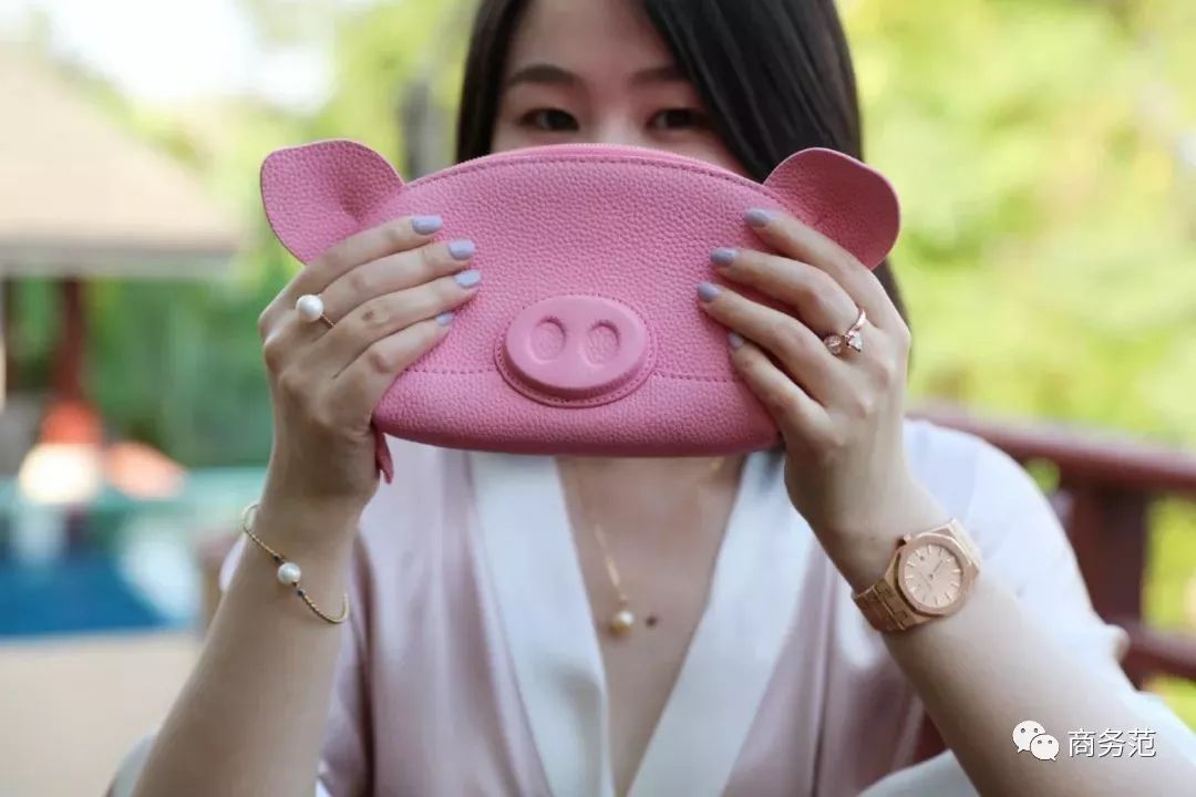 鼠年的女人买什么色的包包好,大牌鼠年限量款包包