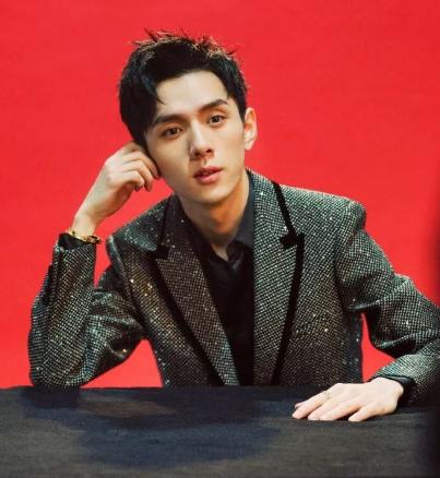 杨幂穿涂鸦短裙现身李佳琦直播间,杨幂合体李佳琦直播