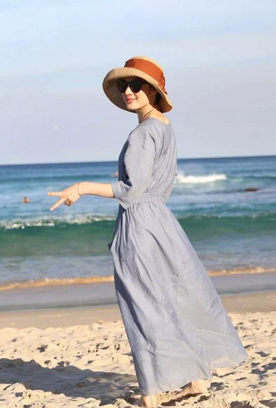 再说一次：女人一旦40，出门戴帽子，瞧下图，40像20，谁戴谁美