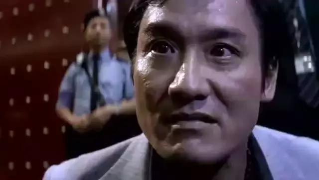 卖假酒害死人的新闻,卖假酒的商家面对记者嚣张