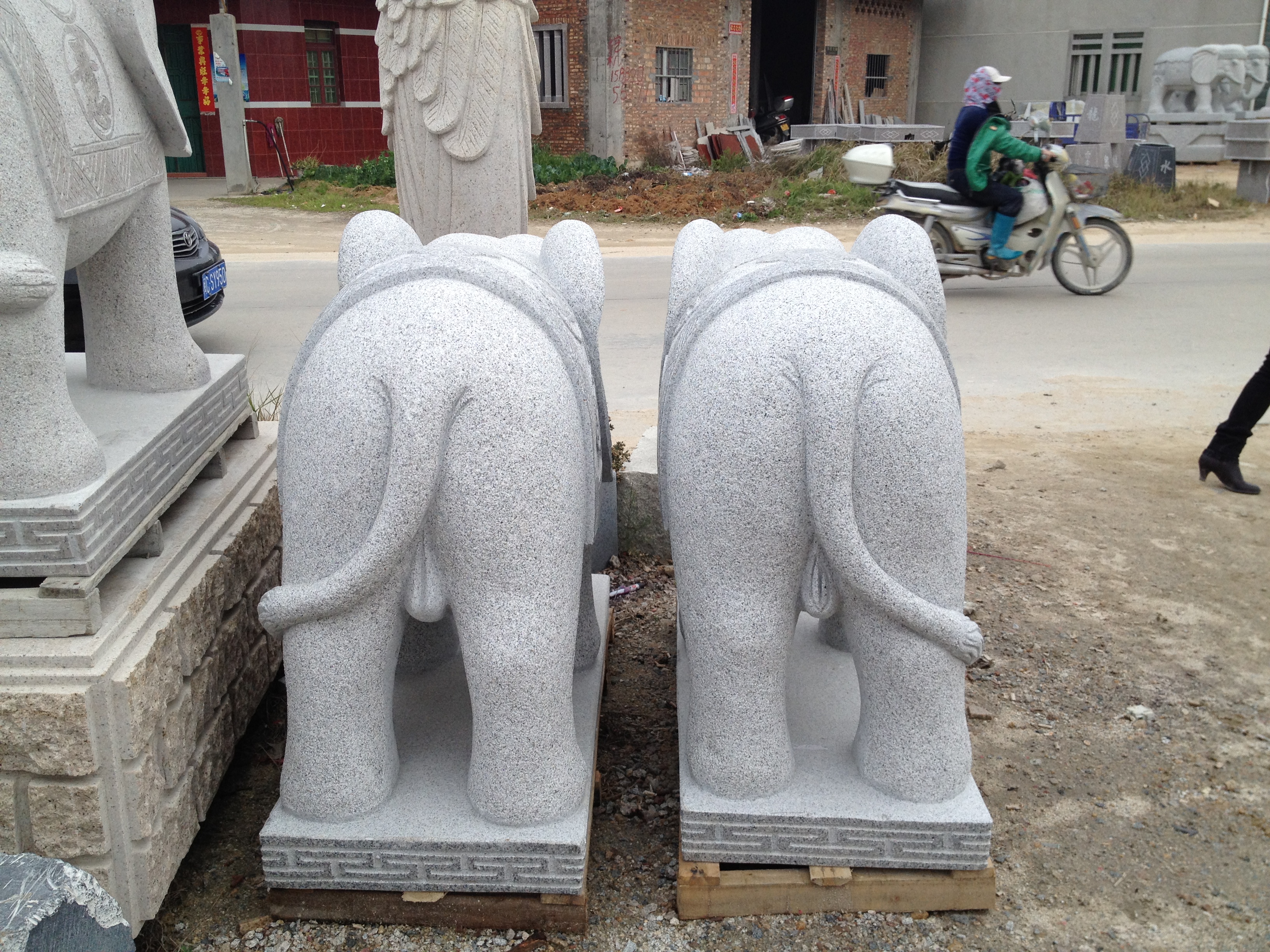 石雕大象的摆放讲究为何也是“男左女右”?