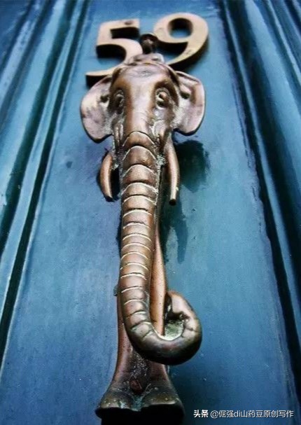 尘封历史往事,尘封的木制大门