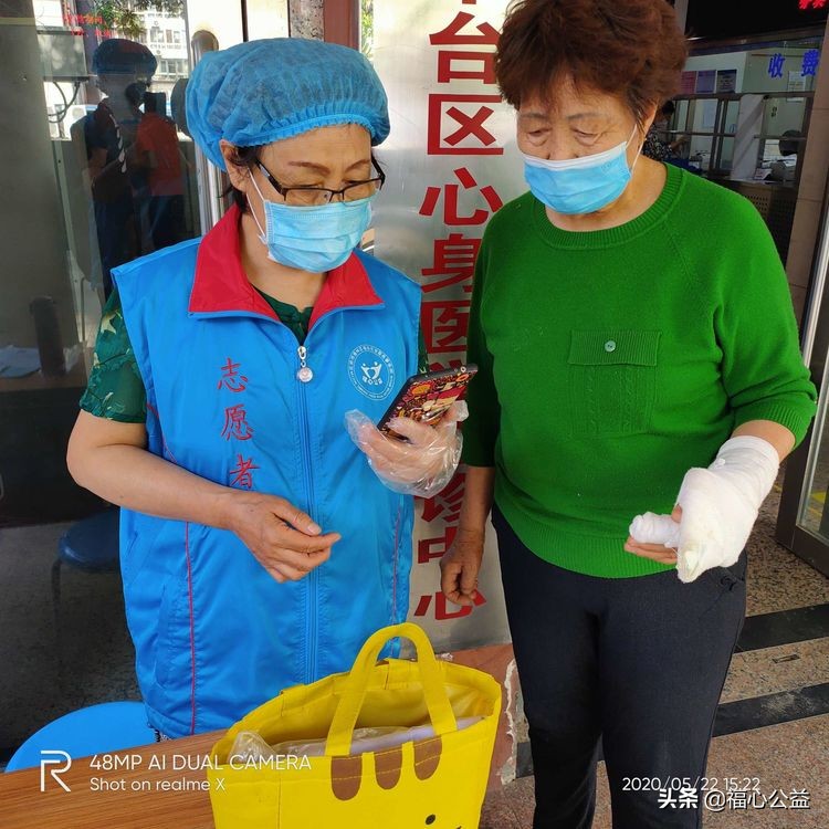 医院志愿者服务队,医院志愿者坚持上岗