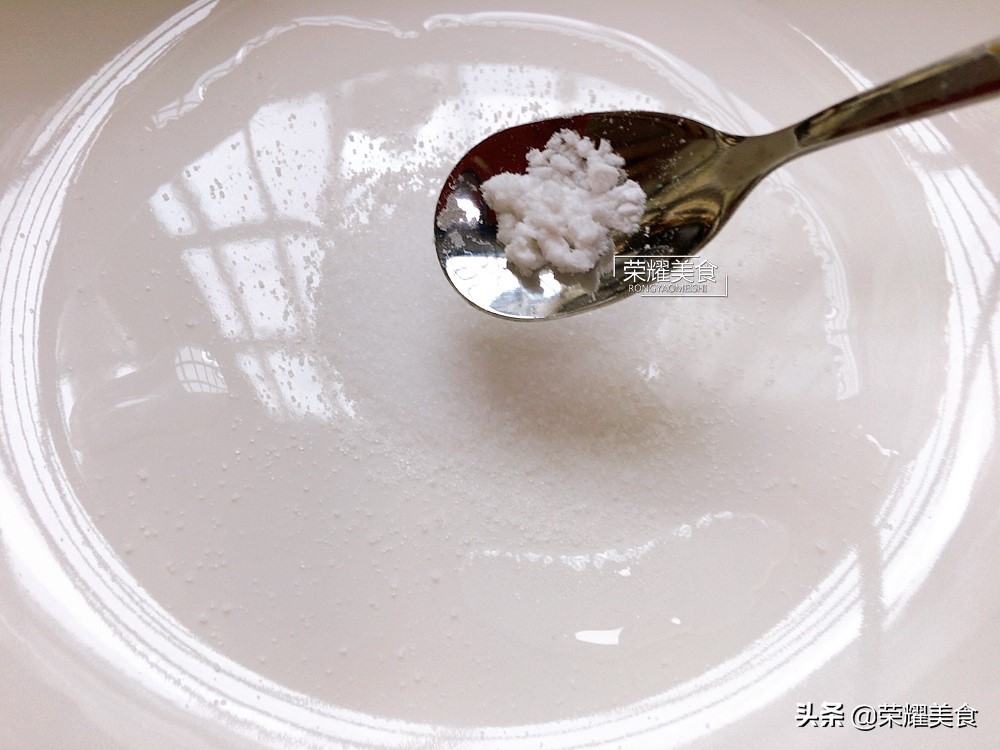 吃菠萝用盐水的正确方法,菠萝咕咾肉的菠萝要用盐水泡吗