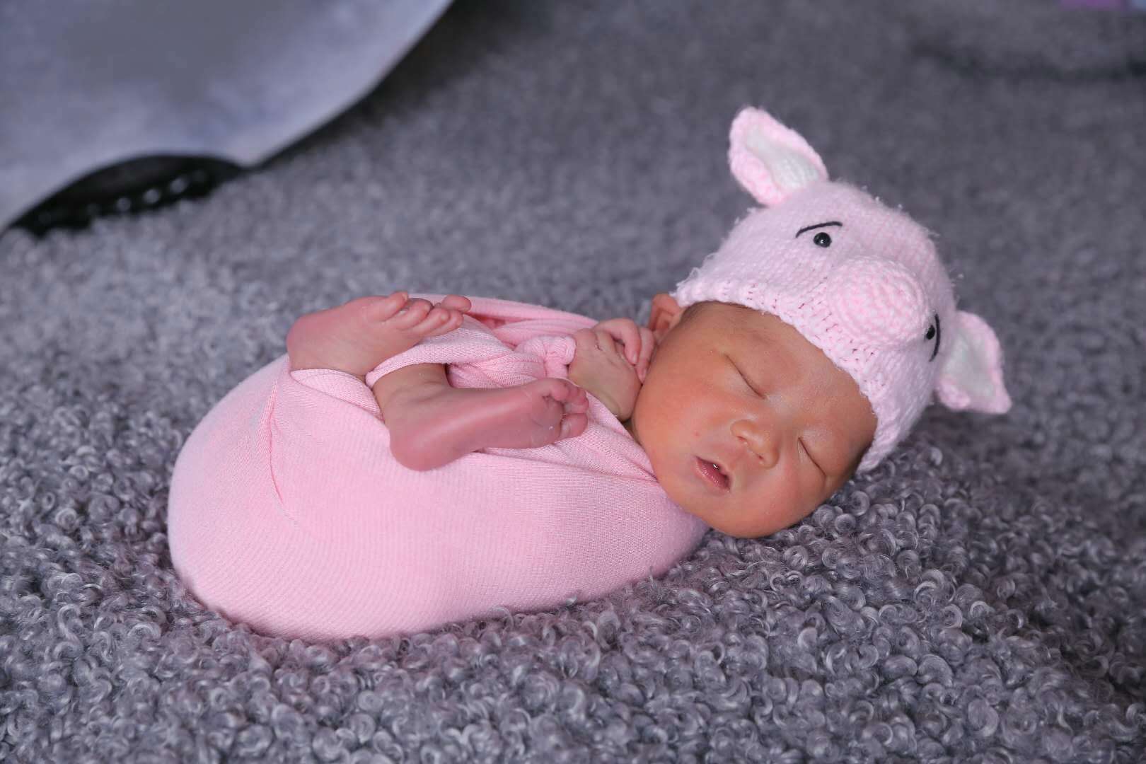 大宝宝爱哭闹怎么办,一个月的小宝宝哭闹的原因