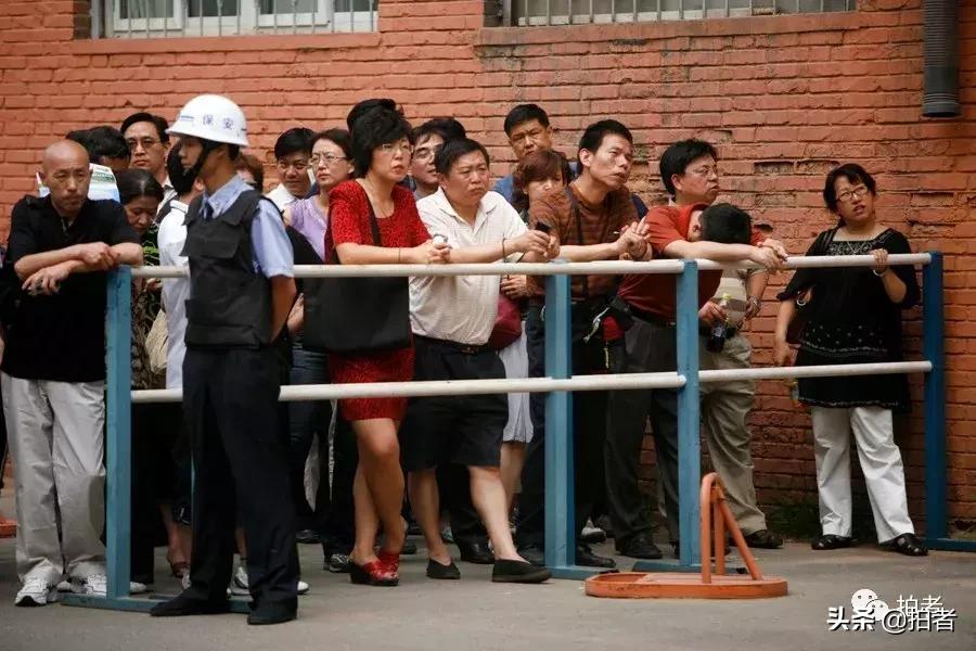 令人泪目的99张照片高考,高考家长等待图片