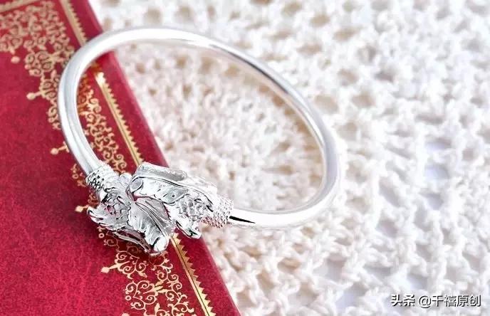 金镯银镯别贴肉戴？圆形变方形，是买到假货，还是戴的方法不对？