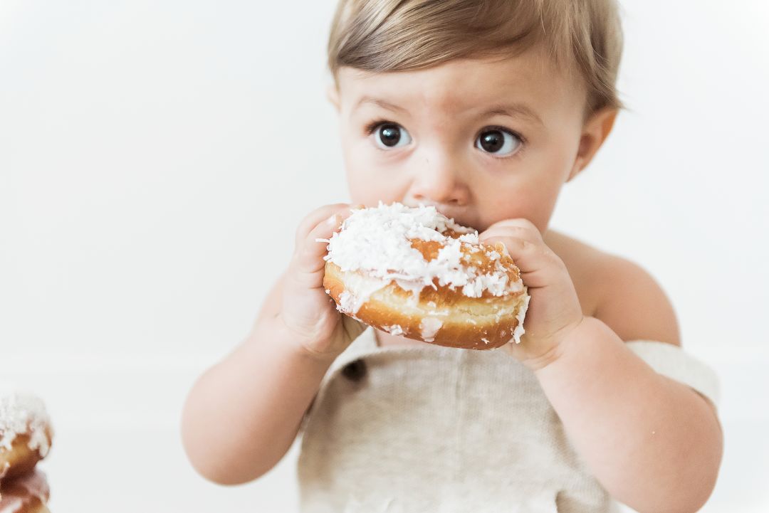两个月的宝宝白天不睡觉怎么回事,两三个月小孩子晚上不睡觉怎么办