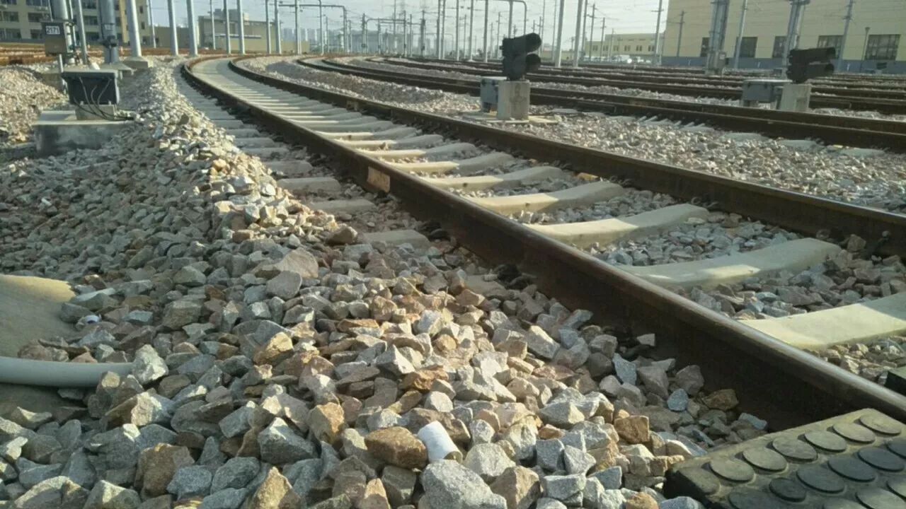 轨道下的碎石子是啥?为啥火车轨道下面要铺,高铁轨道上却不用