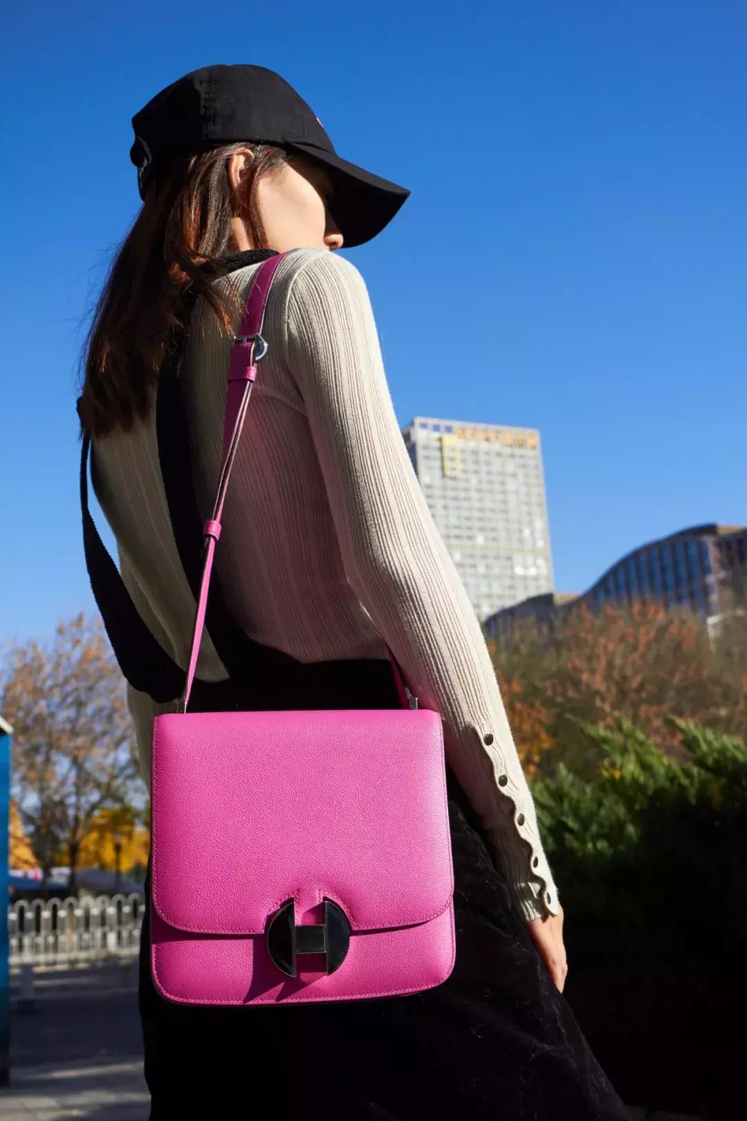 这不是她的书包它是我的英文,这是不是一个包的英语怎么说