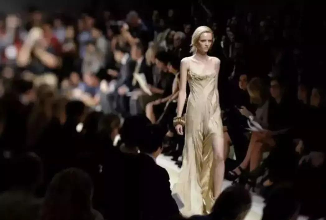 我们花了400块，把土鳖小伙子送上了伦敦时装周？？？