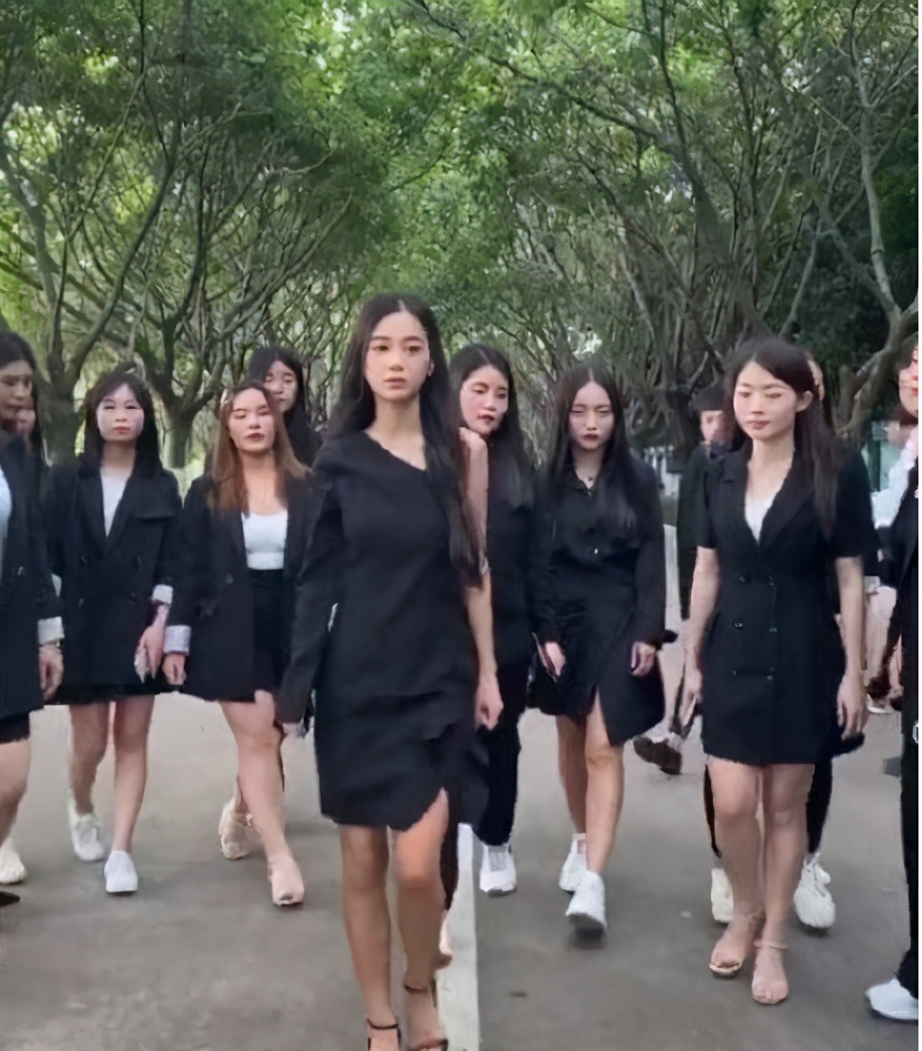 揭秘月入百万的网红骗局,20岁的网红身价过亿