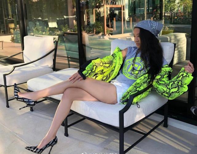 71岁百亿富翁,280亿富婆长得像17岁女孩