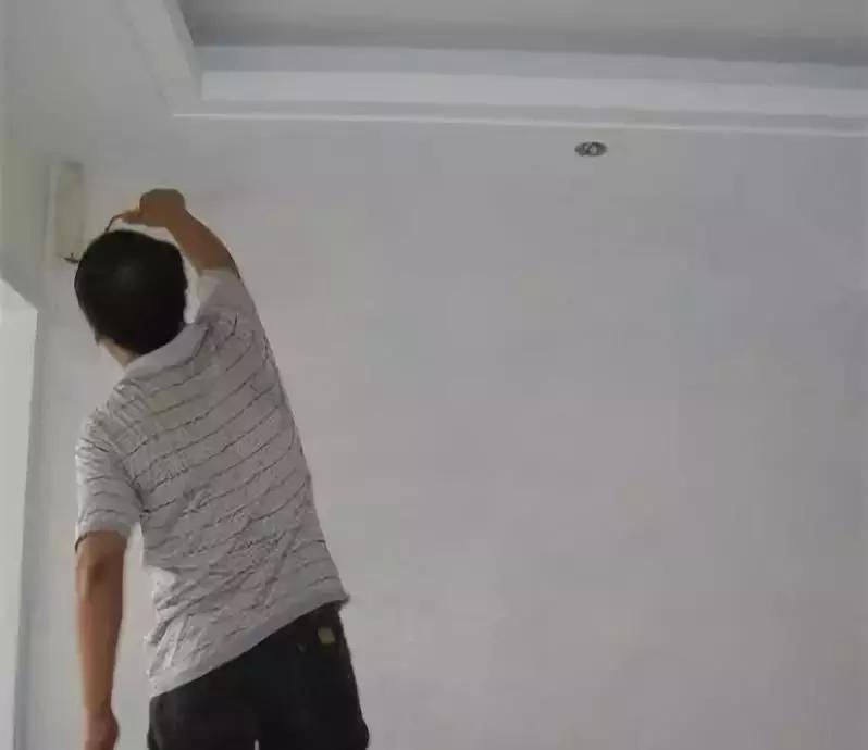 墙布透胶怎么处理,墙布透胶滴上白色涂料怎么处理