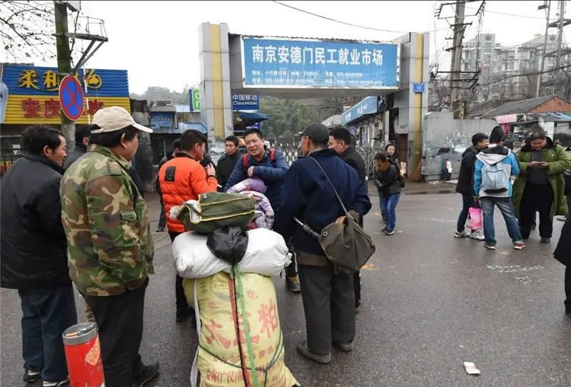 工厂停工工人工资怎么办,工厂工人大面积失业怎么办