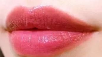 YSL年底又出新口红，玫瑰浆果色超性感，难怪直男见了都喜欢呢！