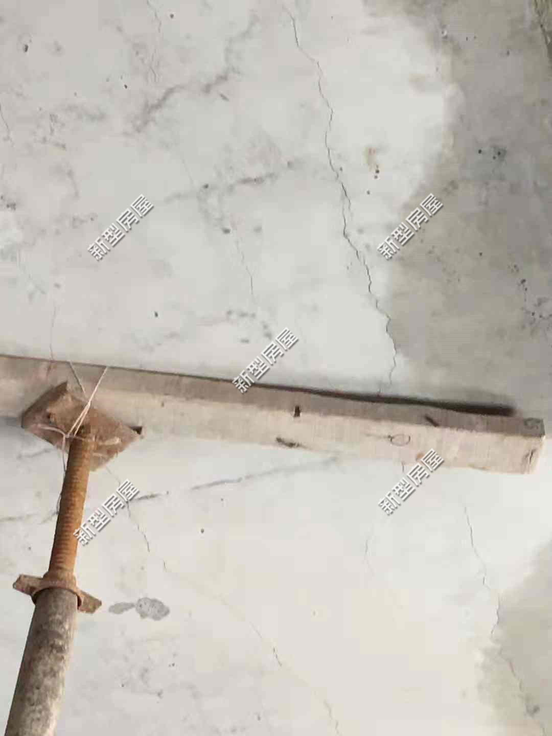 自建房楼板开裂墙体也有裂缝,自建房水泥墙体横向裂缝如何补救