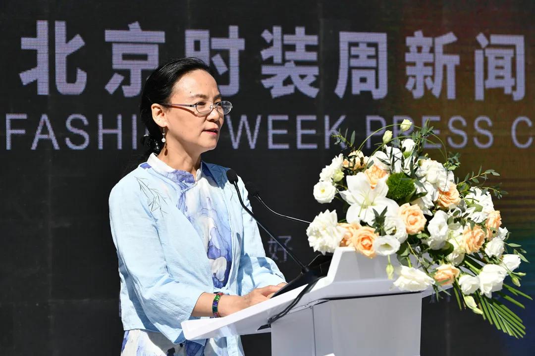 北京时装周闪耀暖暖大屏,2018北京时装周传承京剧之美