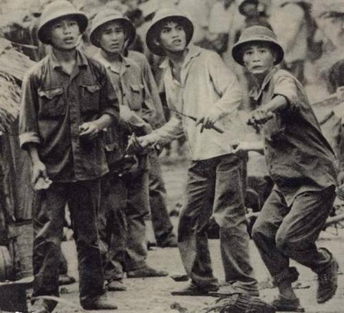 越南军官驾驶直升机飞向中国,越南飞行员投奔中国人