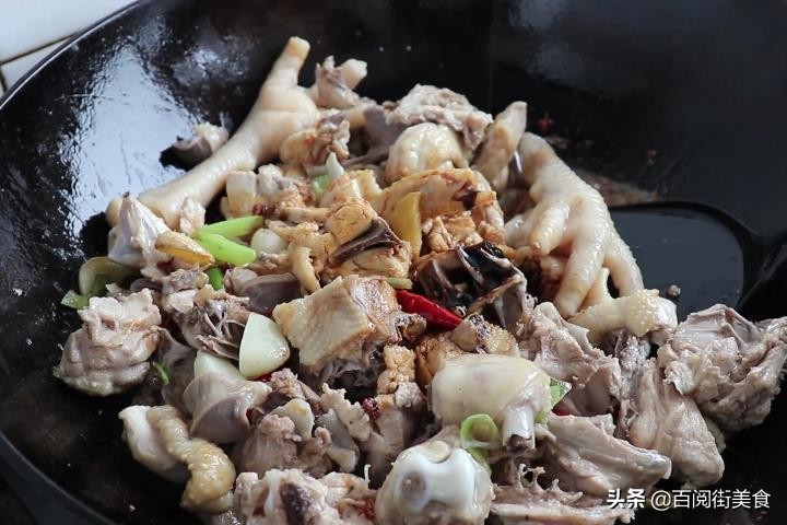 地锅鸡怎样做才好吃呢,正宗的地锅鸡做法教程