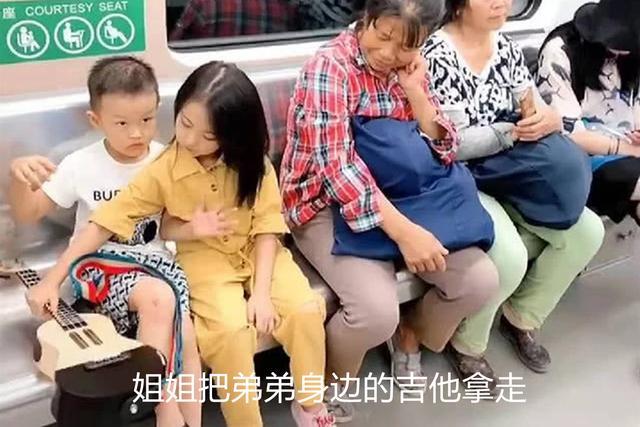 姐弟俩坐地铁火了,一个小举动获网友纷纷点赞:这才是真正的富养
